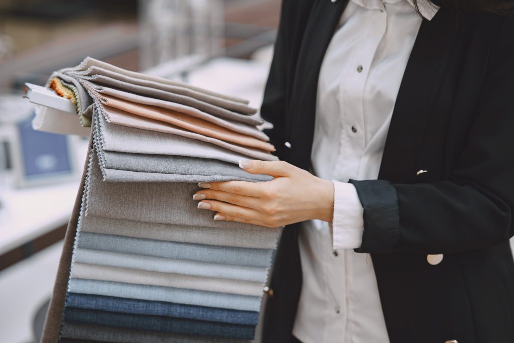 cliente mujer buscando tela hermosa tienda cortinas